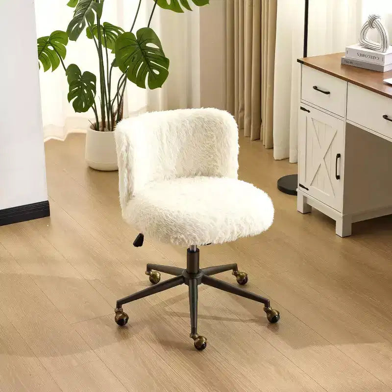 VINGLI Chaise de bureau rembourrée en peluche avec dossier incurvé, jolie chaise à roulettes avec base bronze et roulettes pivotantes à 360° en bronze doré