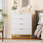 Commode à 4 tiroirs rose/blanc avec poignées dorées, façade gravée – Assemblage par 1 personne
