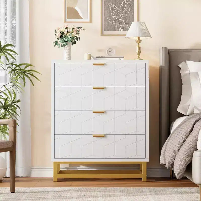 Commode à 4 tiroirs rose/blanc avec poignées dorées, façade gravée – Assemblage par 1 personne