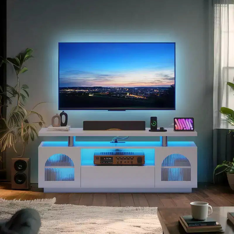 Meuble TV pour téléviseur de 65 pouces, meuble de divertissement moderne avec prises de courant et lumières LED, console multimédia avec grand tiroir et étagères réglables
